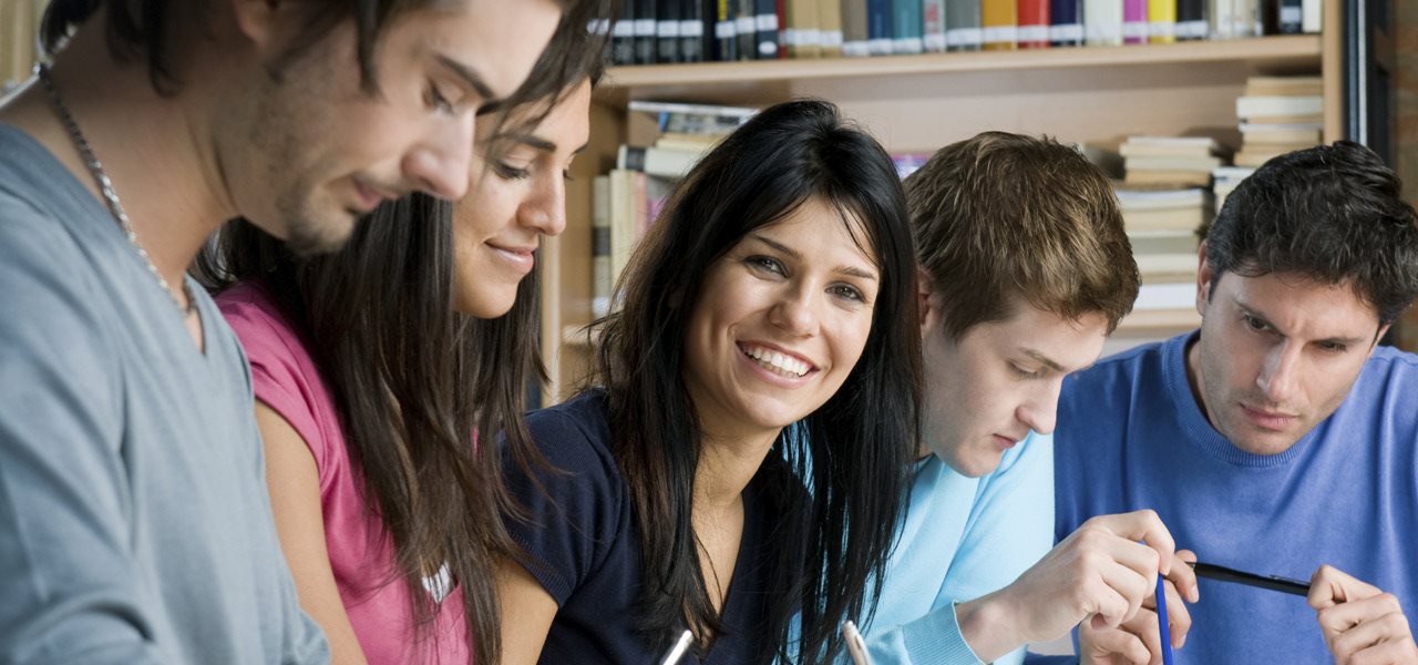 Personnes aux études fille souriante