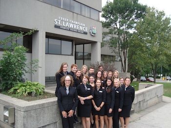 Des étudiants en Technique de tourisme devant le collège St-Lawrence