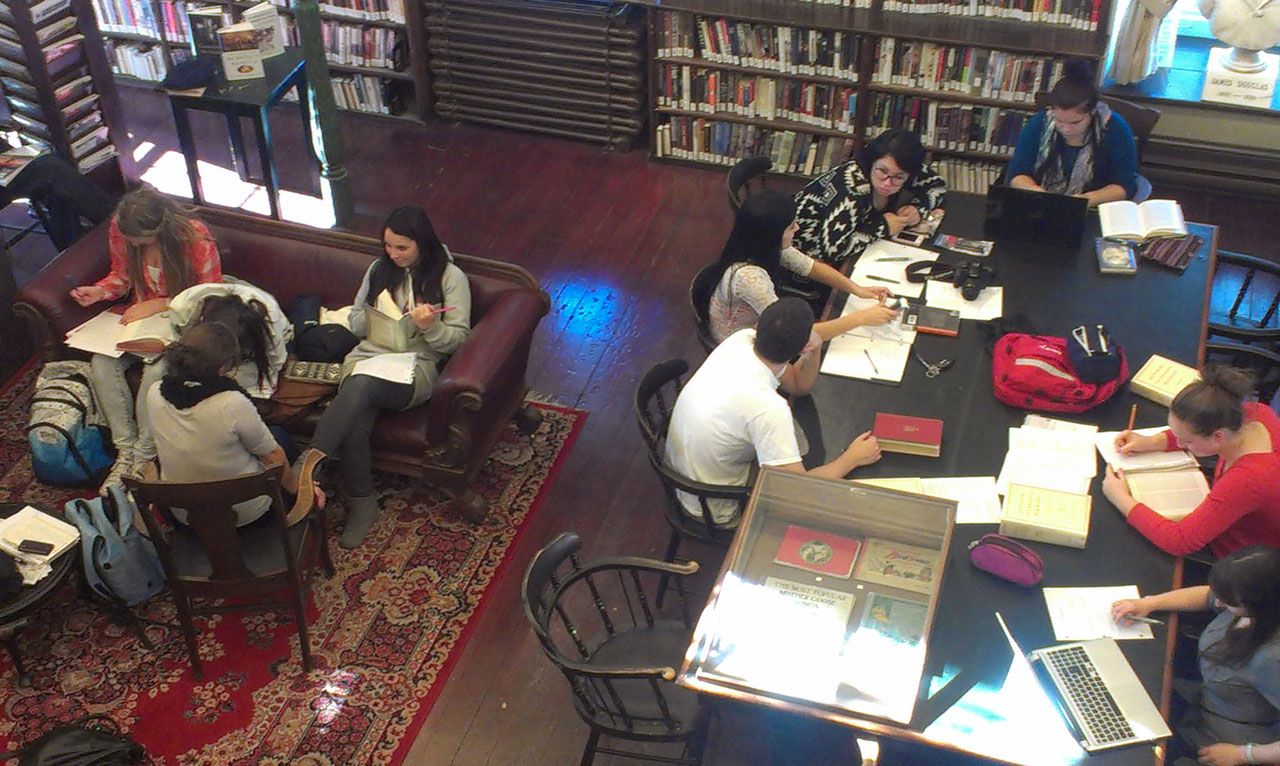 Des étudiants en Technique de tourisme étudient dans une bibliothèque victorienne