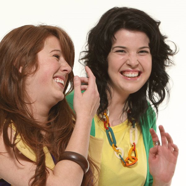 Deux étudiantes souriantes