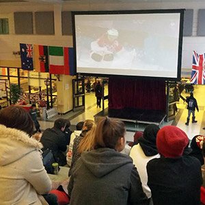 Étudiants qui écoutent les Jeux olympiques de Sotchi devant l'écran géant au campus de Québec
