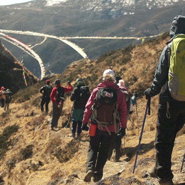Des gens qui marchent dans un sentier au Pérou