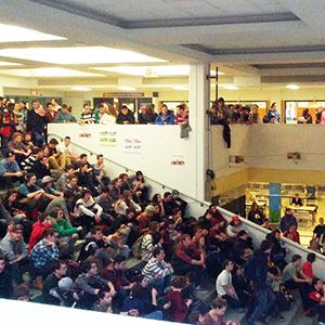 Une foule d'étudiants qui écoutent les Jeux olympiques