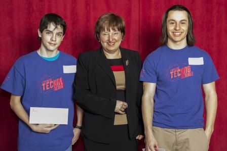 Expérience technogéniale jeunes qui gagnent prix de présence