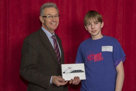 Expérience technogéniale jeunes qui gagnent prix de présence