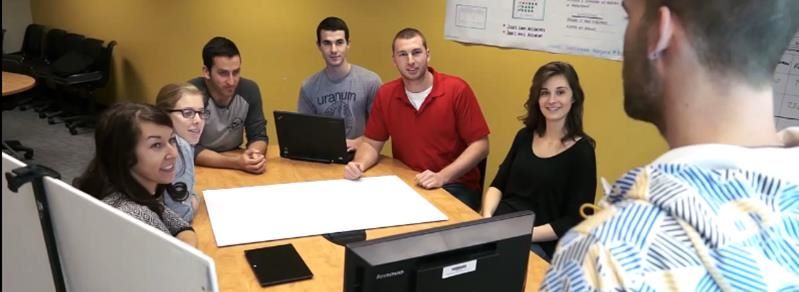 Groupe d'étudiants à l'écoute de l'enseignant