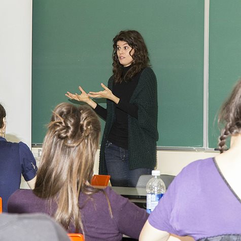 Catherine Mercier, journaliste à Radio-Canada, devant un groupe d'étudiants