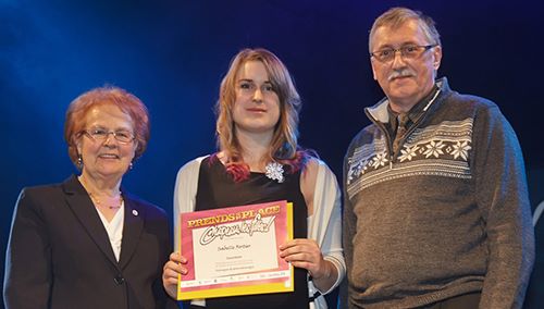 Murielle Gingras, présidente du conseil des commissaires de la Commission scolaire de la Capitale, la lauréate Isabelle Fortier, étudiante en Techniques de génie mécanique au Cégep Limoilou, et Sylvain Rousseau, enseignant et mentor.