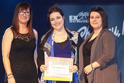 Jacqueline Bernier, vice-présidente secteur Deux-Rives du Syndicat de l'enseignement des Deux Rives (SEDR) de la Centrale des syndicats du Québec (CSQ), la lauréate Joëlle-Audrey Beaulieu, étudiante en Technologie du génie civil au Cégep Limoilou et Marie-Ève St-Pierre, son enseignante et mentore.