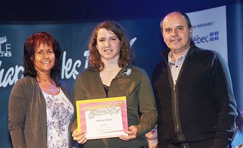 Noëlla Tremblay, représentante de la condition féminine du conseil régional de la Fédération des travailleurs et travailleuses du Québec (FTQ), la lauréate Caroline Ouellet, étudiante en Technologie de la géomatique au Cégep Limoilou, Michel Côté, enseignant en remplacement de son enseignante et mentore, Valérie Kirouac.
