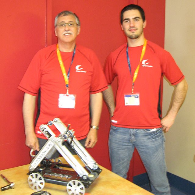 Sylvain Rousseau, enseignant en Génie mécanique et Antoni Tremblay, gagnant du prix ingénosité - Concours Science, on tourne