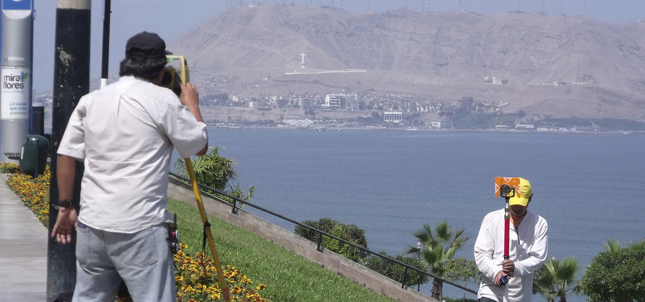 Relevé à la station totale à Miraflores (Lima)