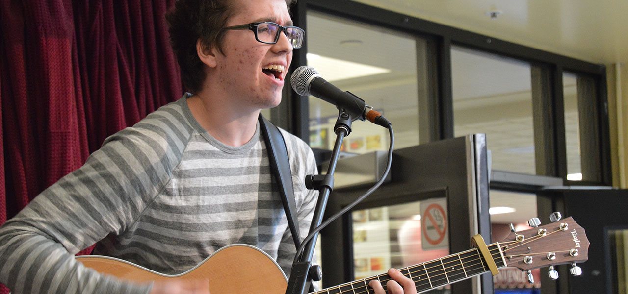 Gars à la guitare qui chante