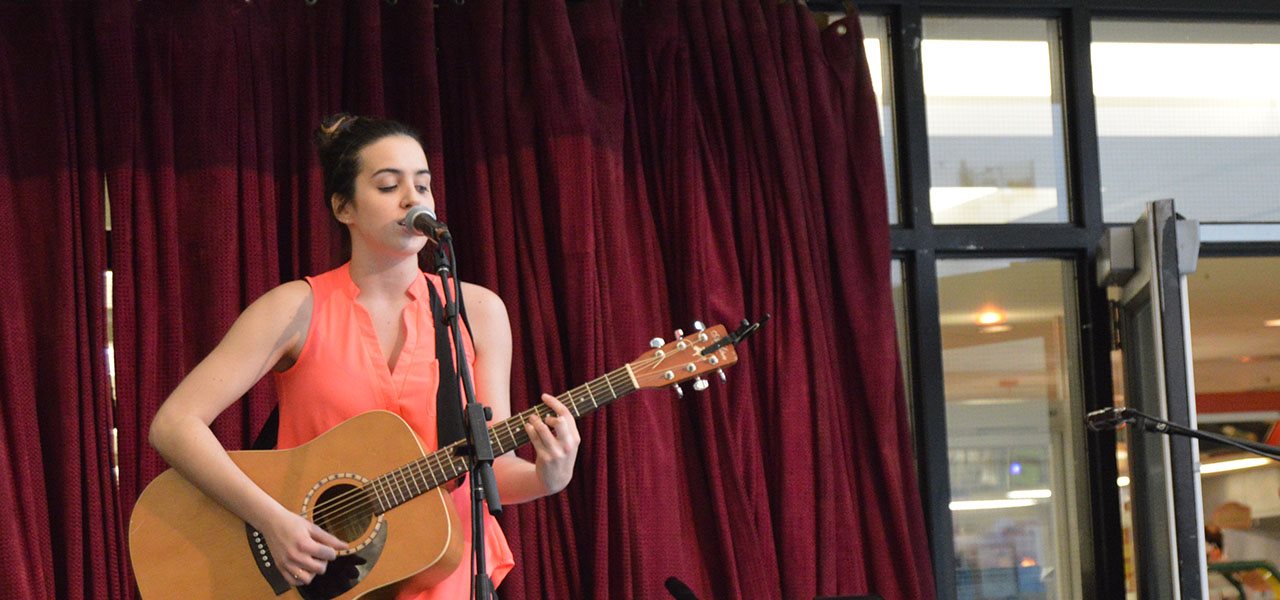 Fille à la guitare qui chante