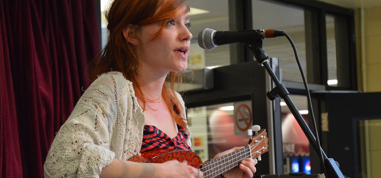 Fille à la guitare qui chante