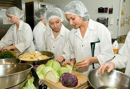 Étudiantes qui contrôlent l’approvisionnement et la qualité des denrées. 