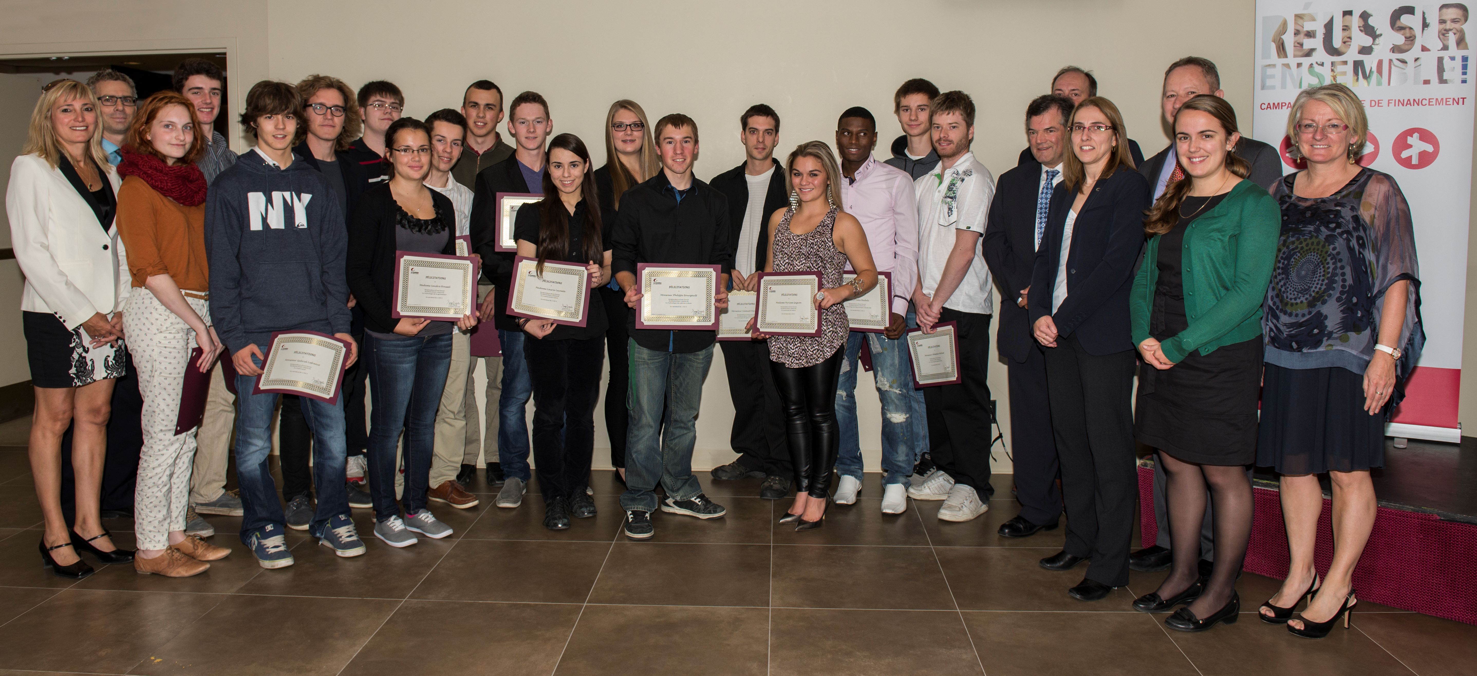 Les boursiers technoscience en compagnie de représentants d’entreprises et de membres du conseil d’administration de la Fondation du Cégep Limoilou.