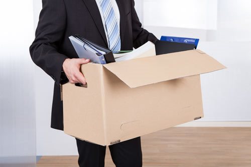 Employée quittant avec une boîte