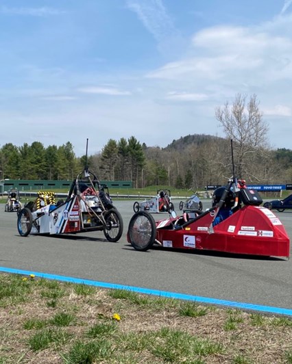 Deux bolides sur la piste de course.
