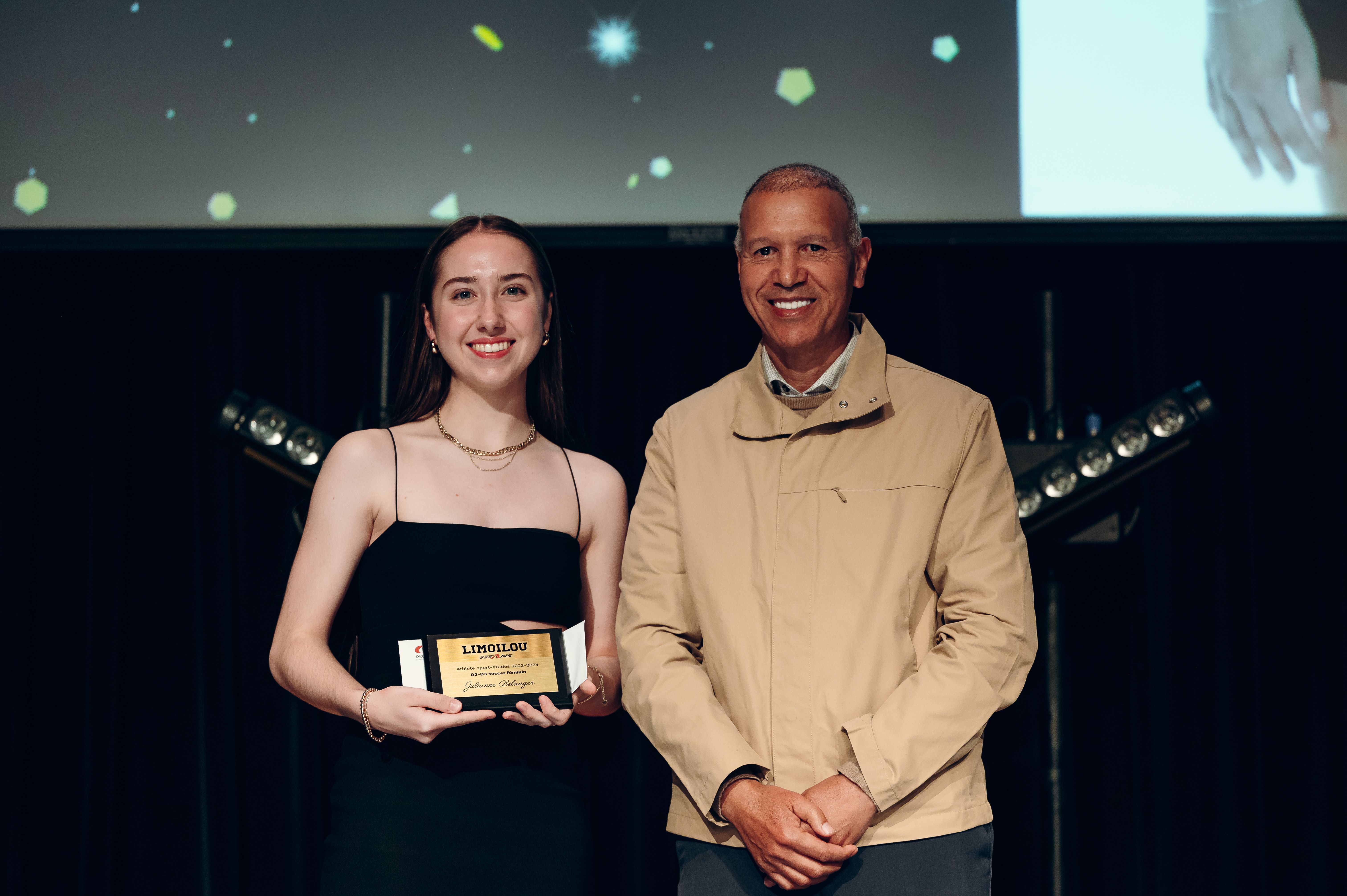 Julianne Bélanger souriante avec son prix lors du Mérite sportif 2024