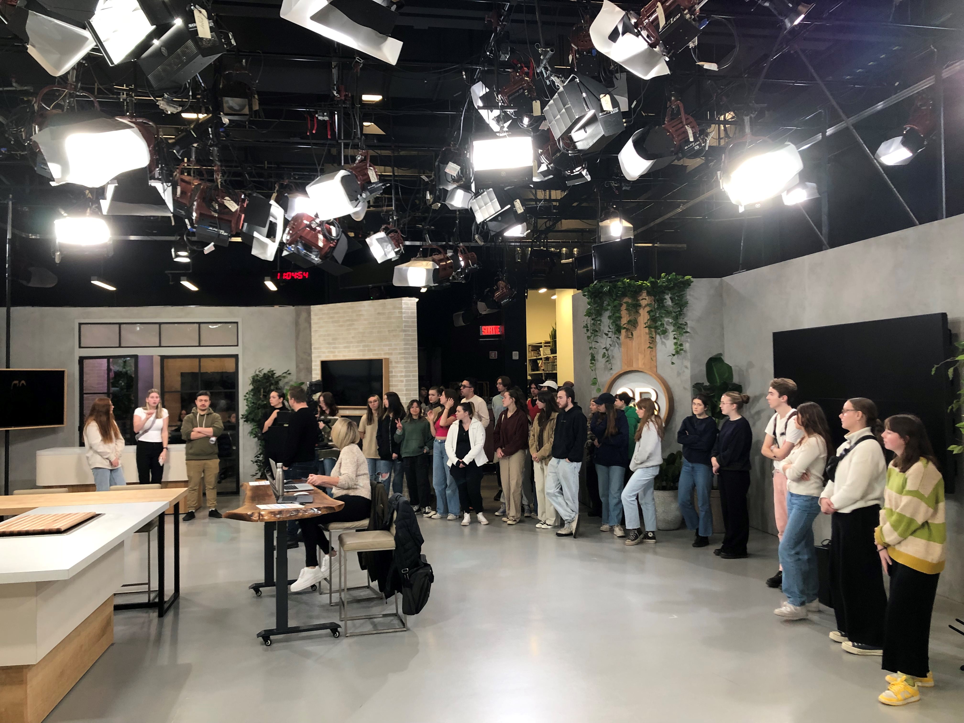 Visite du groupe dans les studios de l'émission Salut, bonjour