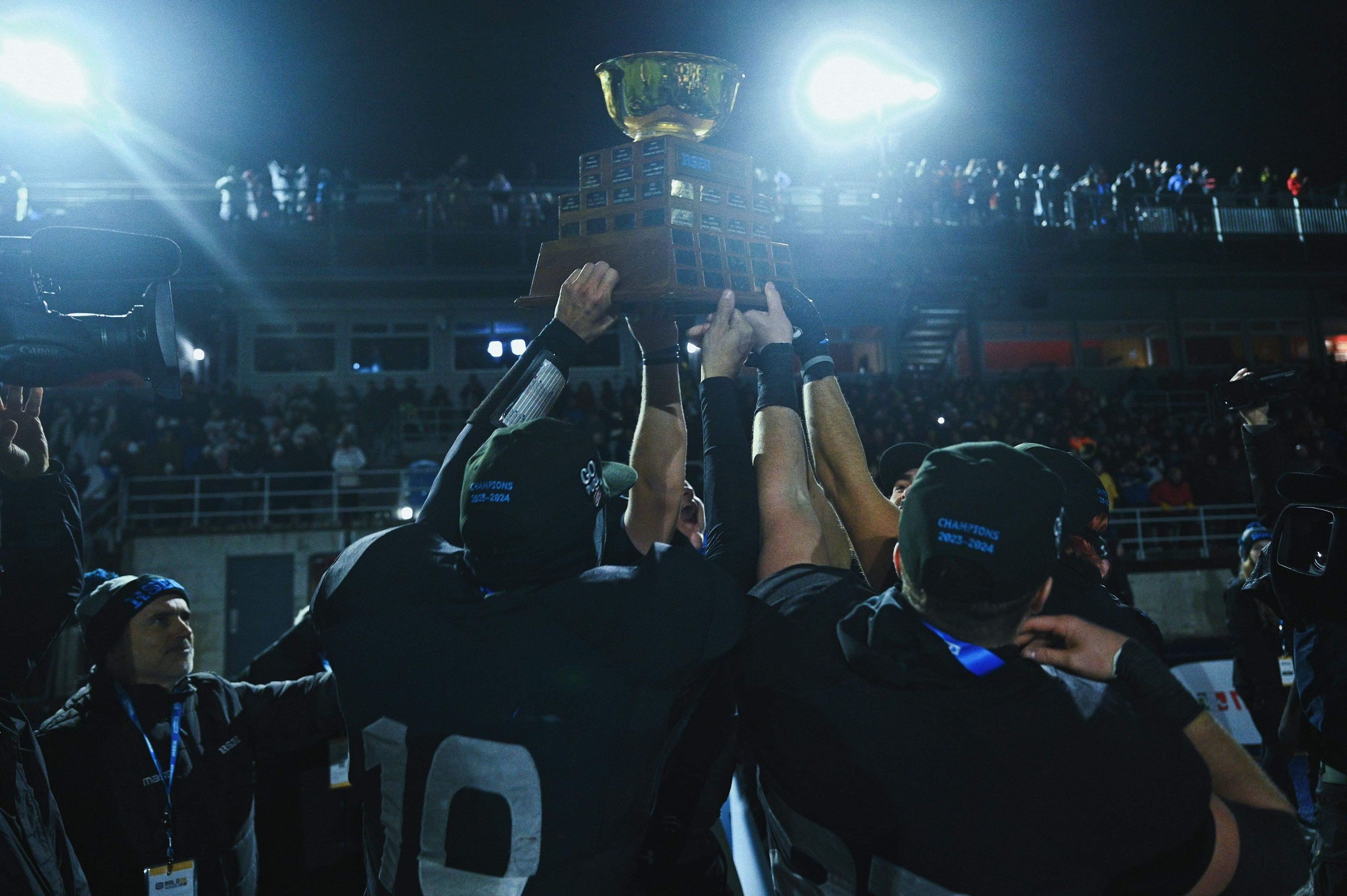 Le trophée du Bol d'or 2023 soulevé par les joueurs des Titans du Cégep Limoilou