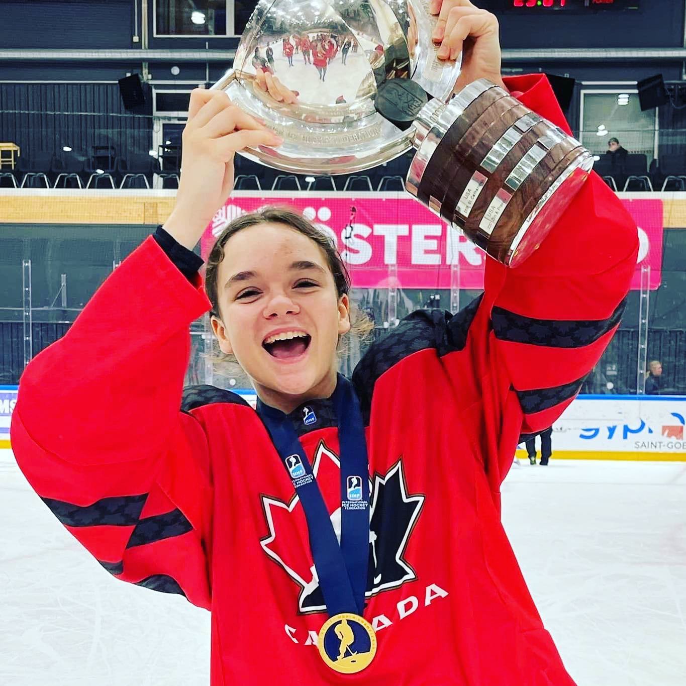 Éloïse Caron, attaquante pour les Titans du Cégep Limoilou, a remporté la  médaille d'or avec l'équipe canadienne lors du Championnat mondial de  hockey féminin des moins de 18 ans.