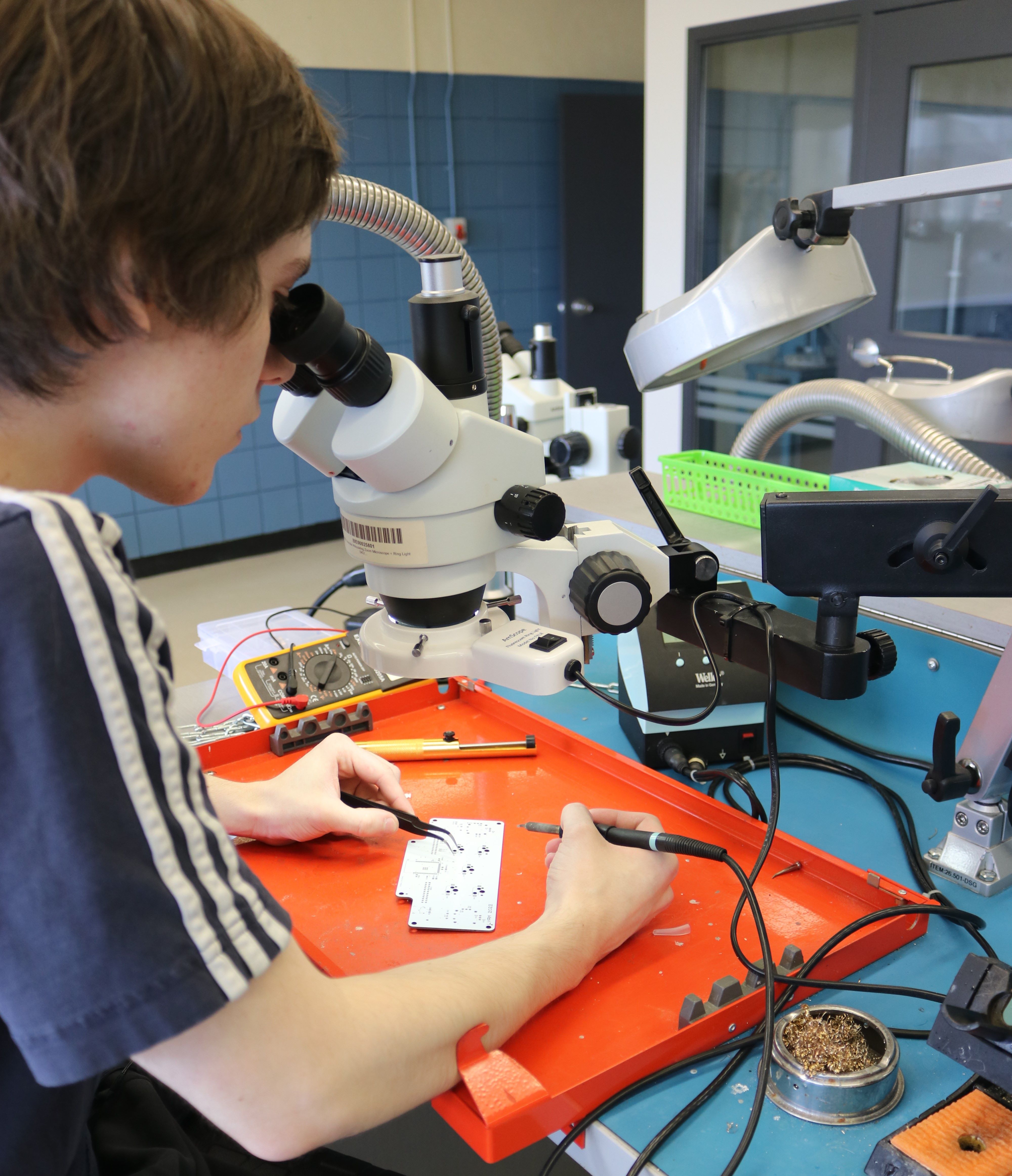 Étudiant travaillant sur un circuit électronique