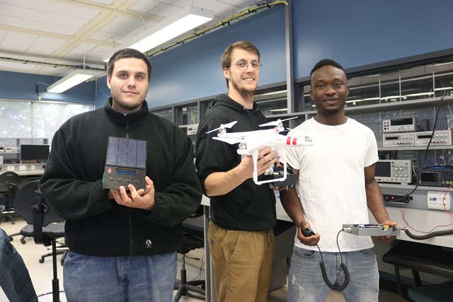 Anthony Messier (borne d’urgence satellite), Félix-Antoine Dumont (drone avec télémétrie) et Ange Florian Aymeric Adouobo (annonciateur CB), tous trois finissants en Technologie de l’électronique, profil Internet, fibre optique et sans fil (Télécommunication).