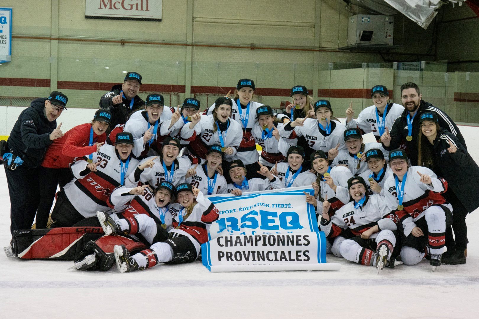 L'équipe féminine de hockey des Titans en groupe sur la glace