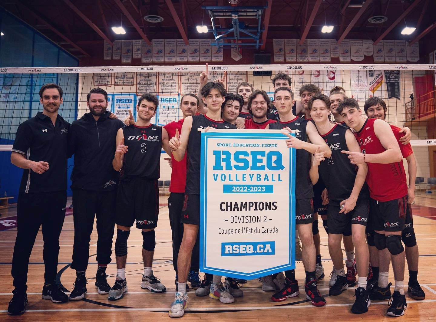 L'équipe de volleyball masculine de division 2 les Titans du Cégep Limoilou remportent la Coupe de l'Est 2023