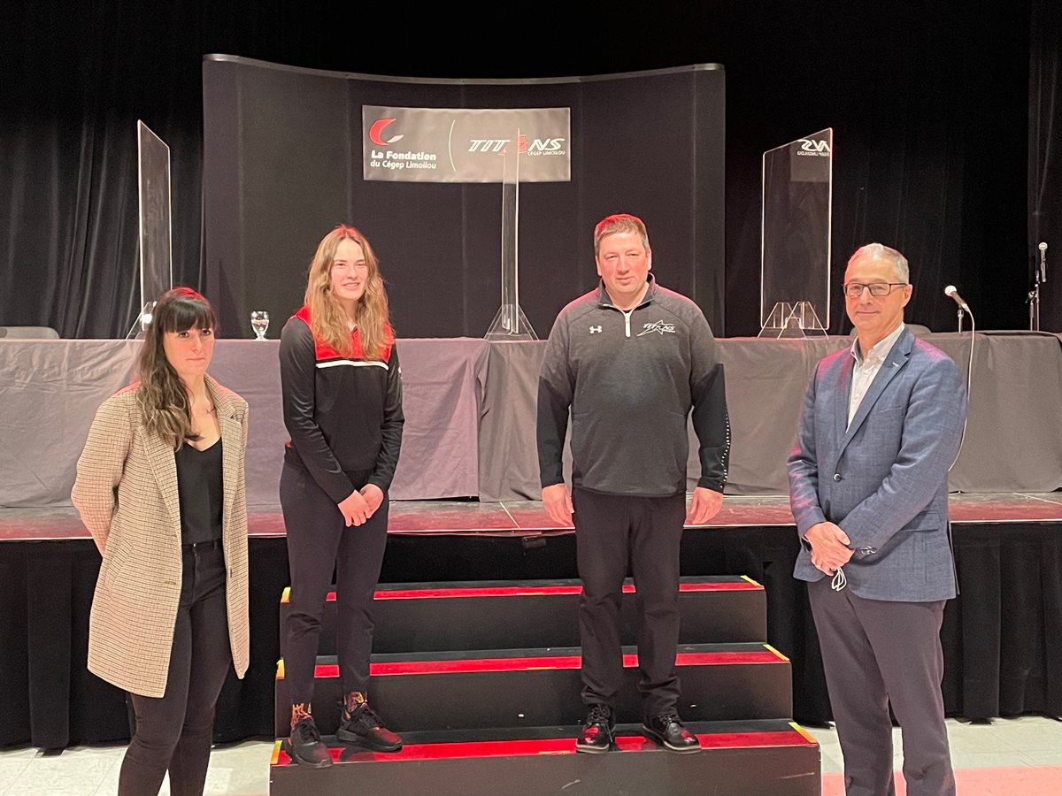 Laurence Beaulieu, coordonnatrice du hockey féminin et responsable des communications à Sports-loisirs Québec Nord-Est, entraîneuse-adjointe des Titans du Cégep Limoilou et entraîneuse-adjointe du sport-études hockey féminin, Anne-Sophie Bédard, étudiante-athlète, joueuse des Titans du Cégep Limoilou, Pascal Dufresne, entraîneur-chef de l’équipe de hockey féminin des Titans du Cégep Limoilou, Yves Ferlatte, vice-président de la Fondation du Cégep Limoilou