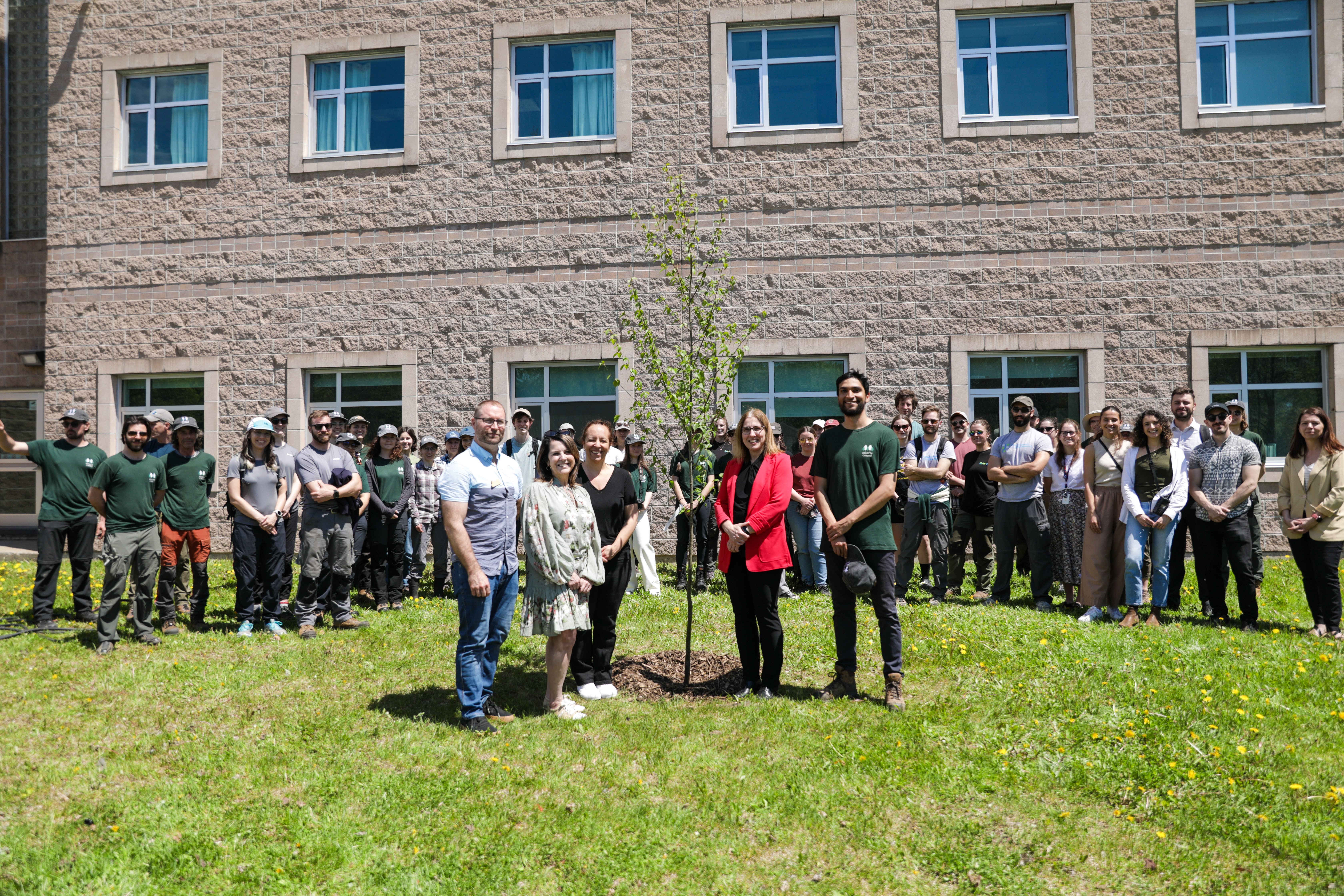 Plantation d’un arbre symbolique au Cégep Limoilou – Campus de Charlesbourg avec l’ensemble des organismes et des partenaires.