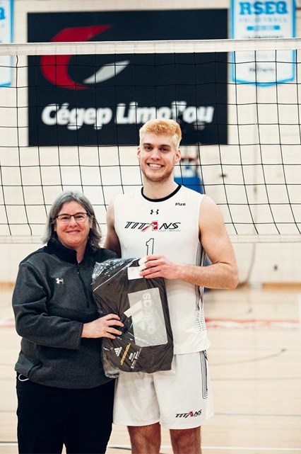 Charles St Aubin, joueur du match de volleyball accompagné de Julie Laroche, conseillère aux sports