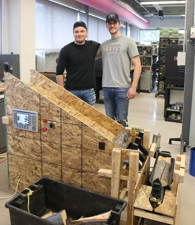 Mathis Picard et Samuel Arsenault, finissants en Technologie du génie électrique : Automatisation et contrôle, avec leur projet de fendeuse à bois automatisée.