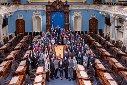 Participants et participantes au Forum étudiant 2023, dans le Salon bleu de l'Assemblée nationale