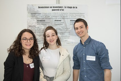 Trois personnes étudiantes en Sciences humaines, profil Développement humain et société