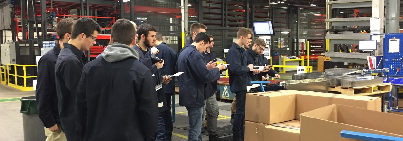 Groupe d'étudiants en génie industriel en visite dans une entreprise