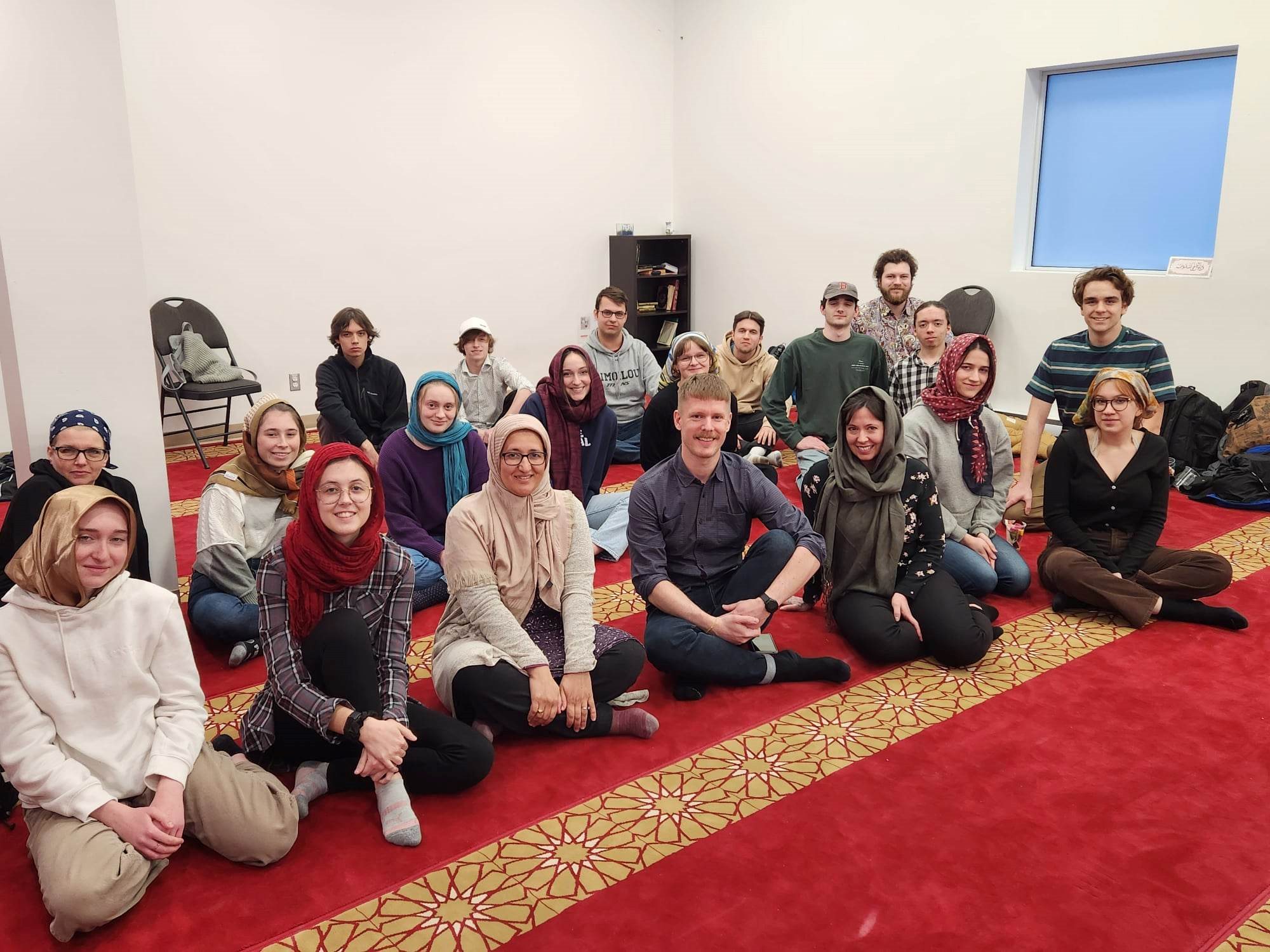 Étudiants et étudiantes du cours complémentaire Séjour international du Cégep Limoilou en visite à la grande mosquée de Québec
