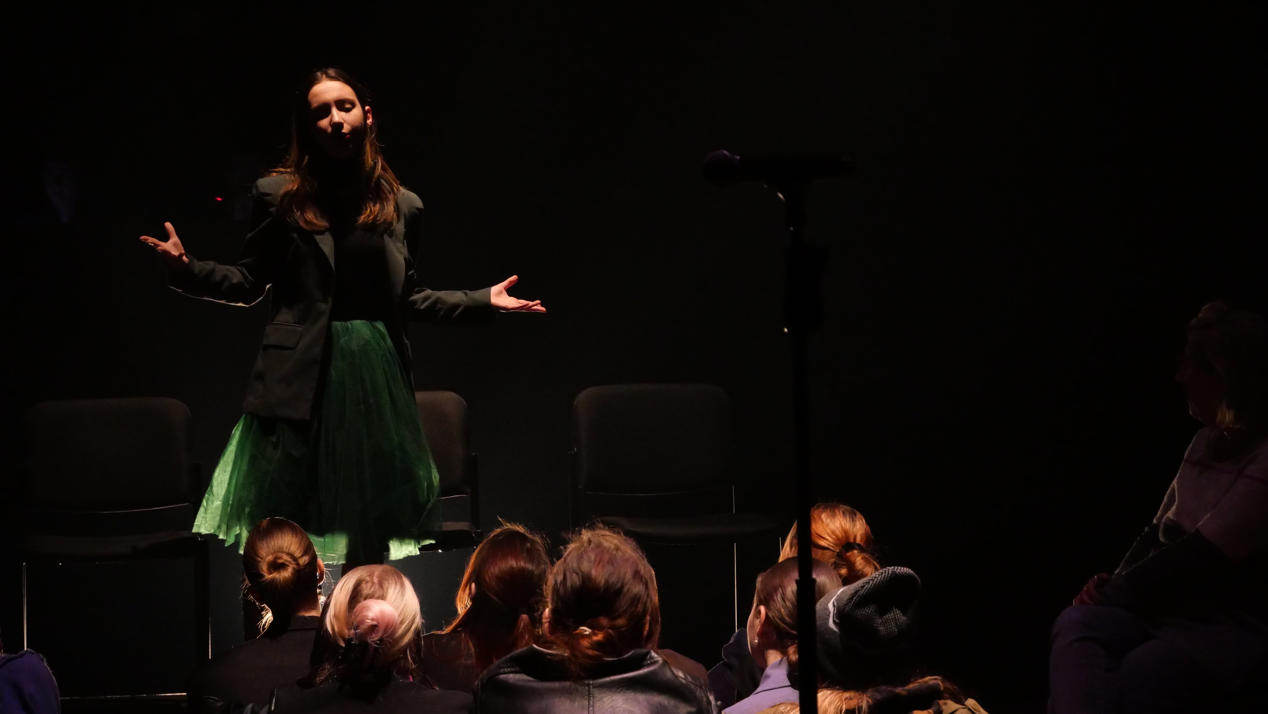 Étudiante de la troupe de théâtre du Grand escalier du Cégep Limoilou, debout devant un groupe