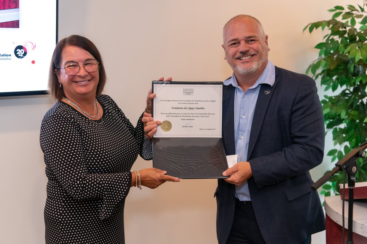 Guylaine Martin, directrice de La Fondation du Cégep Limoilou, reçoit un certificat de l’Assemblée nationale des mains de Jonatan Julien, ministre responsable de la Capitale-Nationale, à l’occasion des 20 ans de La Fondation.