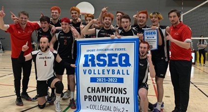 Équipe de volleyball masculin division 2 des Titans du Cégep Limoilou gagnant du championnat provincial