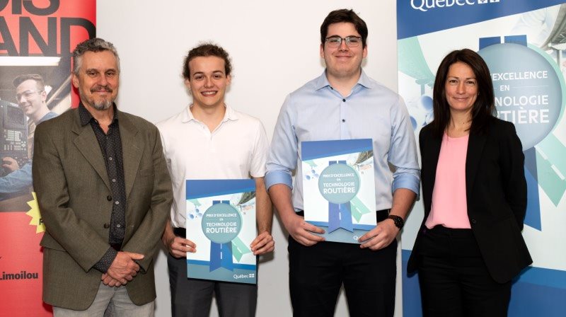 Les étudiants sourient à la caméra.