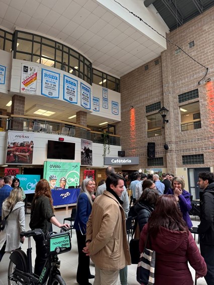 Des personnes parlent dans l'atrium.