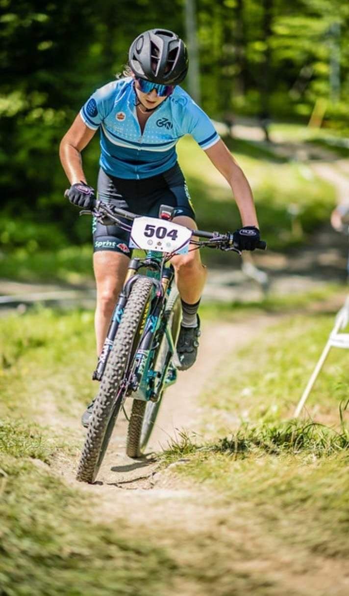 Annabelle Drouin sur son vélo de montagne