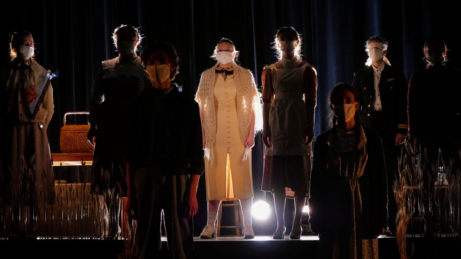 Groupe d'étudiantes et d'étudiants costumés sur scène
