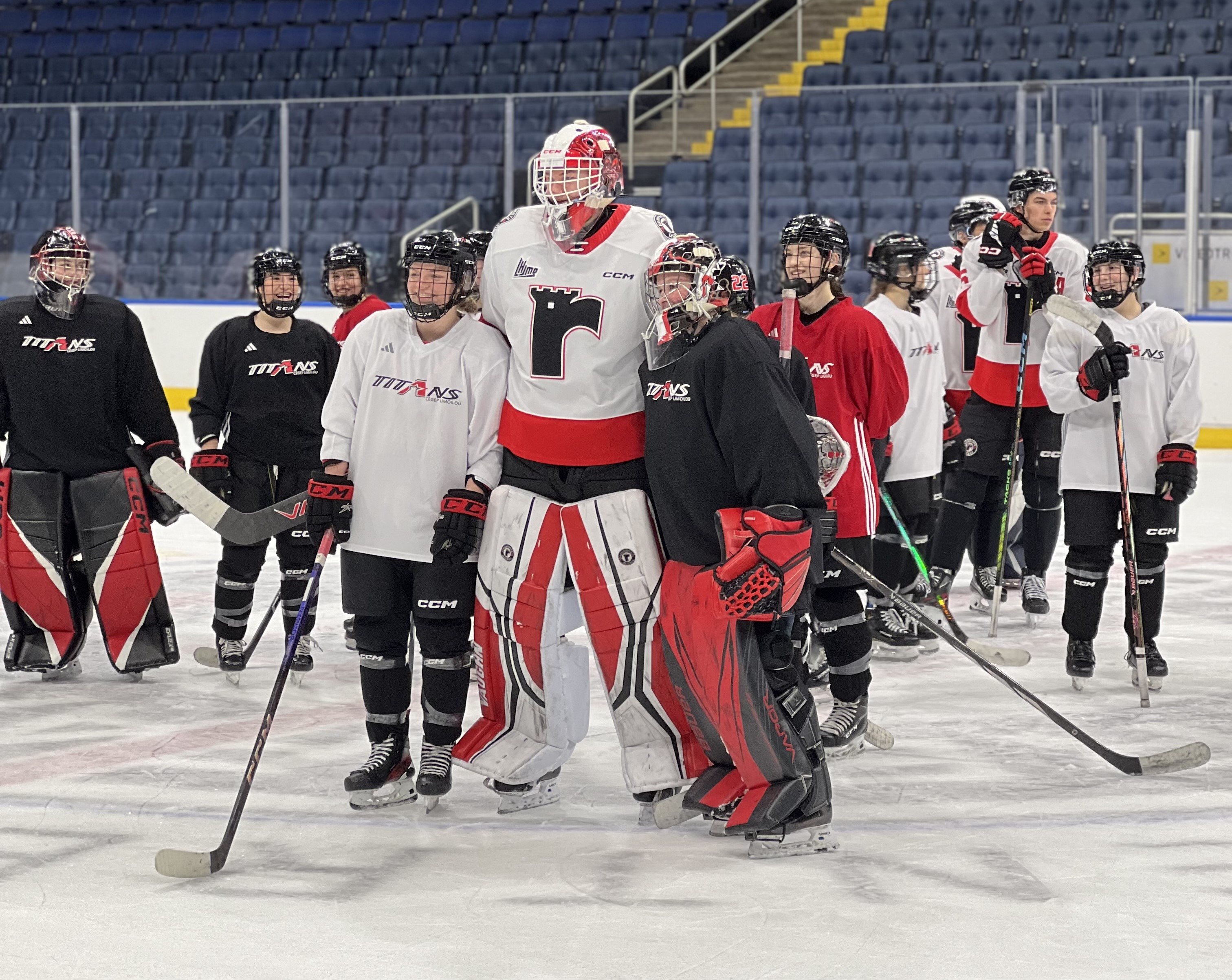 Les hockeyeuses des Titans du Cégep Limoilou en compagnie des joueurs des Remparts de Québec