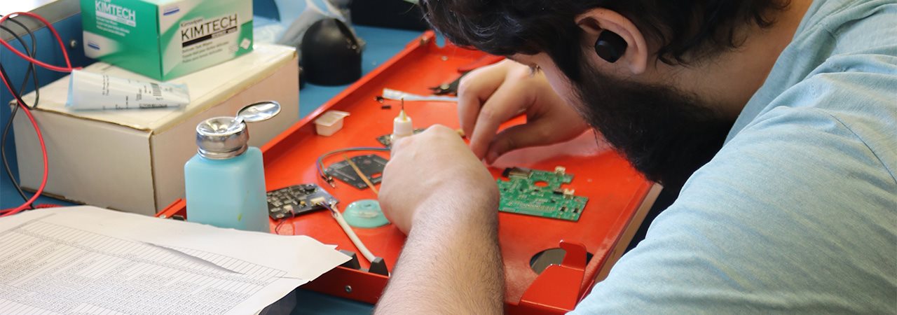 Étudiant dans un laboratoire travaillant sur un circuit électronique