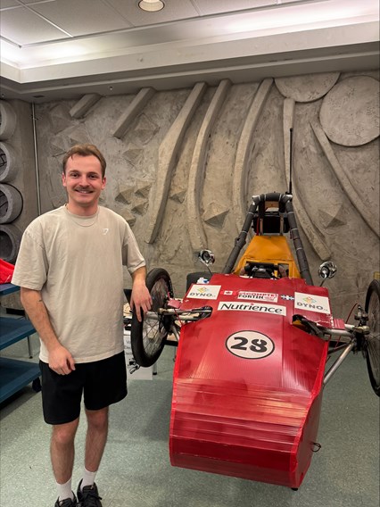 Un étudiant et son kart électrique.