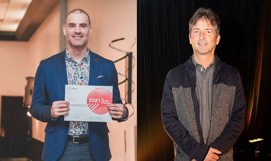 Un souriant Simon Robert, enseignant en Arts visuels tenant sa preuve de mention d'honneur et Alain Marineau, enseignant en génie électrique, aussi souriant,